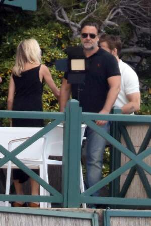 Russell Crowe en balade devant l'hôtel