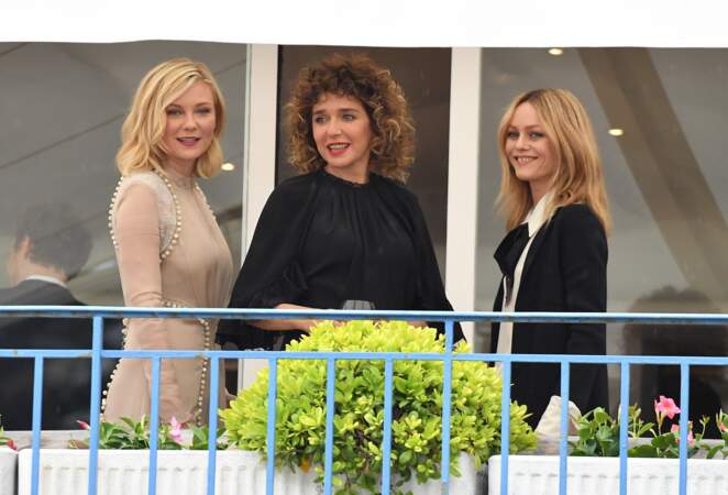Cannes 2016: Kirsten Dunst, Valeria Golino et Vanessa Paradis souriantes en terrasse du Martinez.