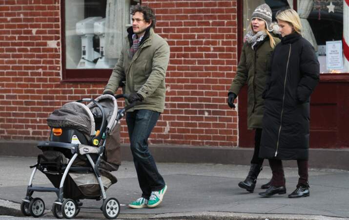 Claire Danes, son mari Hugh Dancy, leur petit Cyrus et une amie