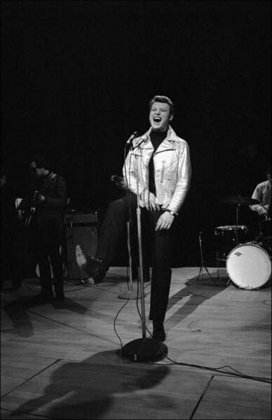 Avril 1966 : en concert durant Le Palmarès des Chansons, Johnny Hallyday bouleverse les codes avec son perf argenté