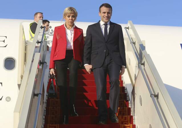 Emmanuel et Brigitte Macron, dans une veste Azzedine Alaïa en Tunisie, le 31 janvier