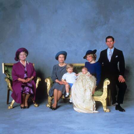 1984 Le prince Charles et Lady Di avec William et Harry, la reine mère et Elizabeth II