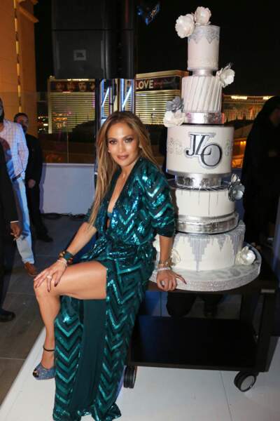 Jennifer Lopez et son très gros gâteau bling bling