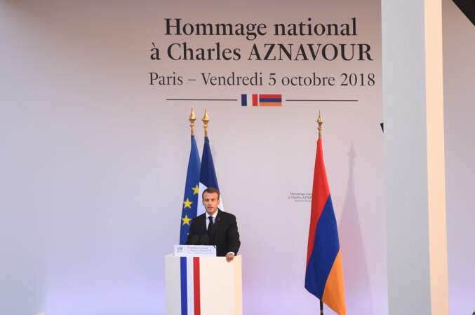 Emmanuel Macron à la tribune pour son discours lors de l'hommage national à Charles Aznavour