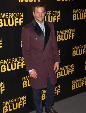 Bradley Cooper, ultra chic avec son long manteau bordeaux
