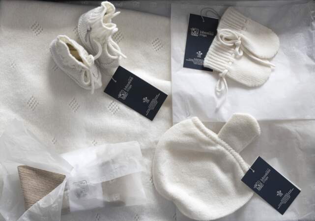 L'époux de Meghan Markle s'est également vu offrir un ensemble en cachemire blanc cassé pour le futur bébé