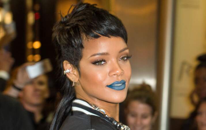 « Les lèvres bleues, c’est pour pas qu’on voit trop le rat mort là-haut… » Rihanna