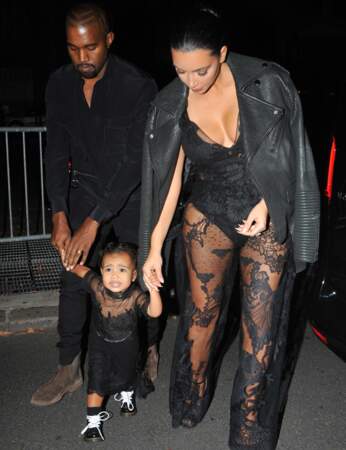 La petite North entre ses parents Kanye West et Kim Kardashian, ça se présente mal