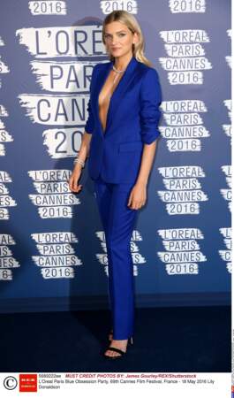 Cannes 2016: le top Lily Donaldson superbe dans son smoking bleu électrique