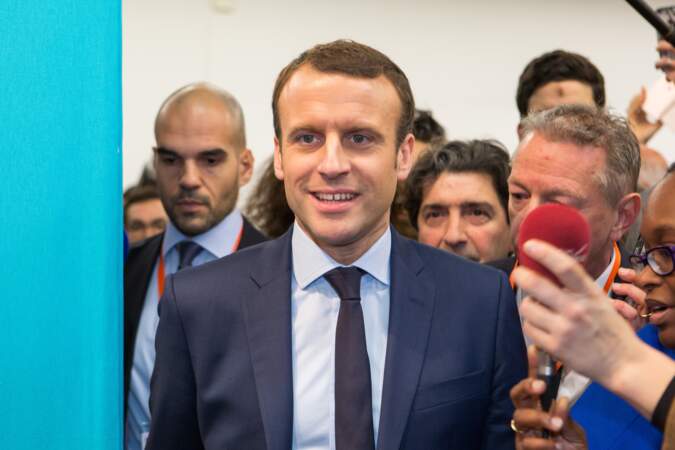 Emmanuel Macron, un homme très entouré