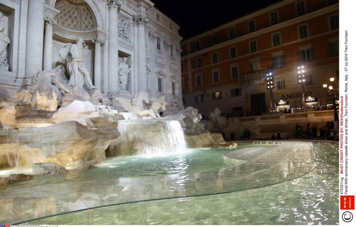 90 ans de Fendi : la marque a organisé pour l'occasion un défilé SUR la Fontaine de Trevi à Rome