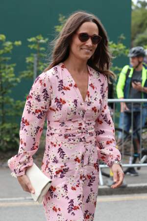 Pippa Middleton, sublime en robe à fleurs à Wimbledon et pochette Caroline Herrera 