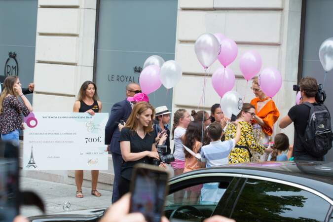 PHOTOS En pleine marée humaine, Céline Dion reçoit un chèque de ses fans pour sa fondation