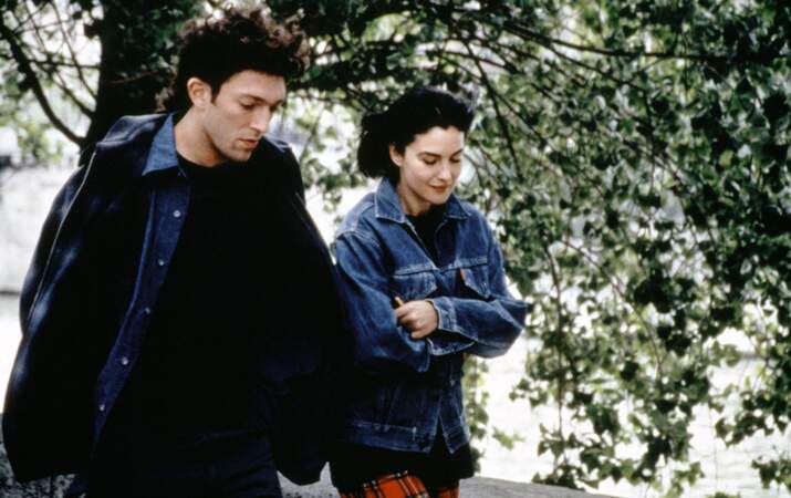 1995 : Monica Bellucci et Vincent Cassel se rencontrent sur le tournage de l'Appartement. Coup de foudre immédiat.