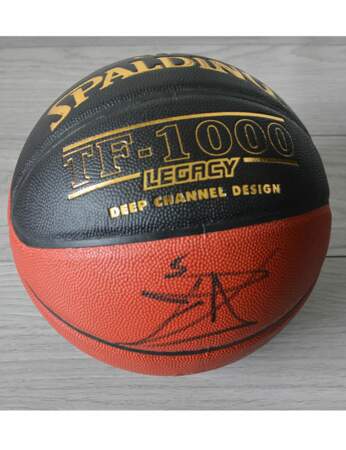 Un ballon de basket signé par la star française de la NBA, Tony Parker