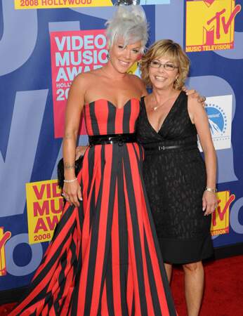 La chanteuse Pink toute de rayures vêtue avec sa mère Judy Moore