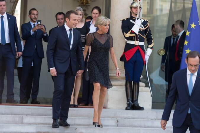 Emmanuel et Brigitte Macron sortent main dans la main de l'Elysée