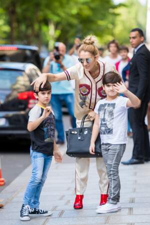 17 juillet 2017 - Celine Dion et ses enfants Eddy et Nelson Angélil devant le Royal Monceau à Paris