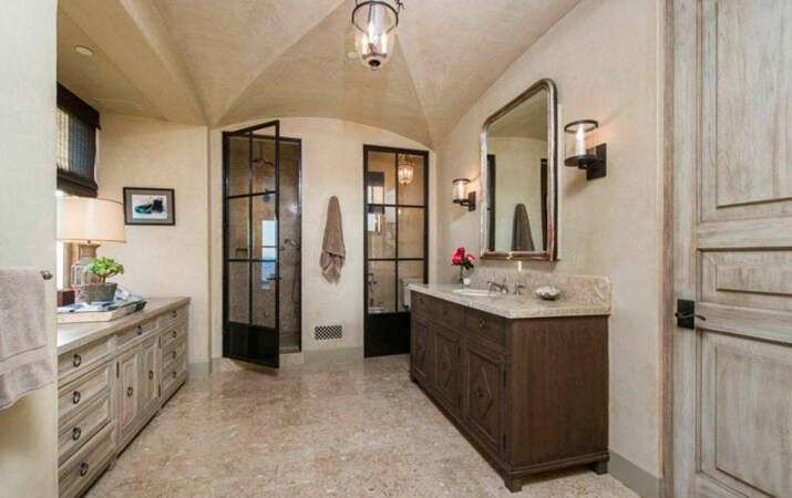 La belle salle de bains avec cabines vitrées pour la douche… et les WC !