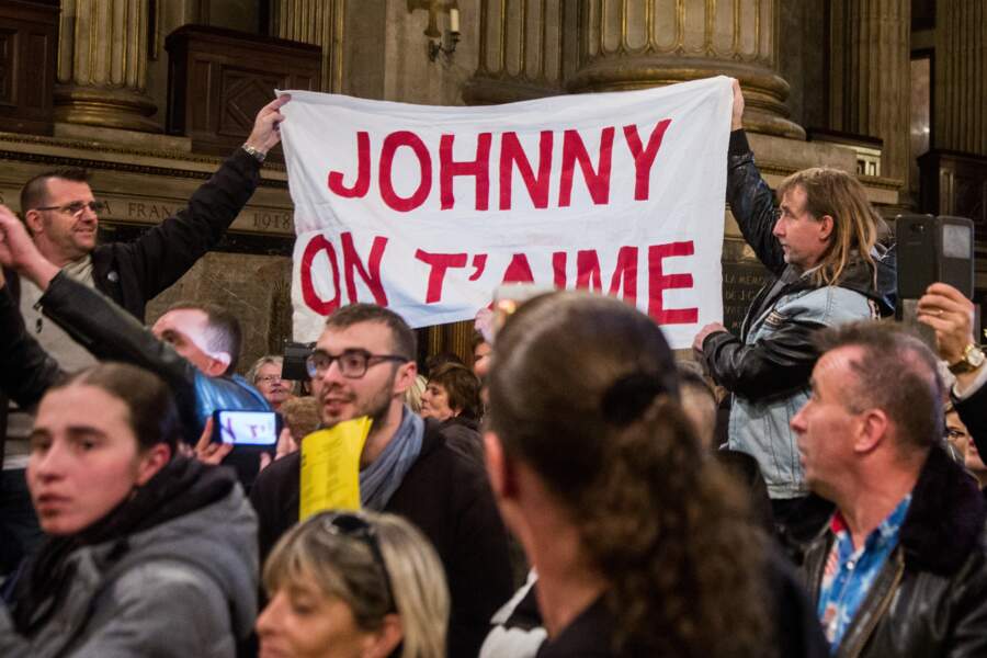 Des fans avec leur banderole "Johnny on t'aime"