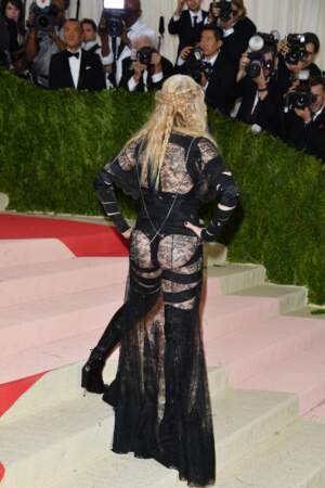 Ces robes qui ne cachent VRAIMENT rien, les tenues de soirée les plus osées des stars : Madonna (re-pardon)