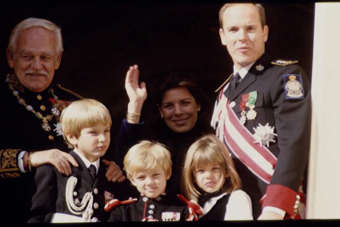 19 novembre 1992 : Le prince Rainier veille sur les trois enfants de Caroline de Monaco, Charlotte a 6 ans