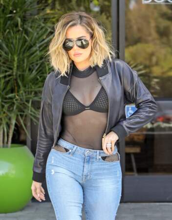 Khloé Kardashian incendiaire en soutien-gorge transparent et jean super moulant