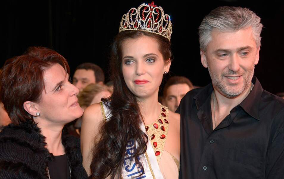 Entourée de ses parents, la nouvelle Miss Prestige National reprend ses esprits