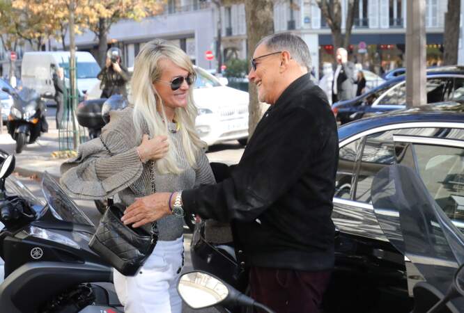 Jean-Claude Camus dépose Laeticia Hallyday chez son avocat, Me Ardavan Amir-Aslani, à Paris