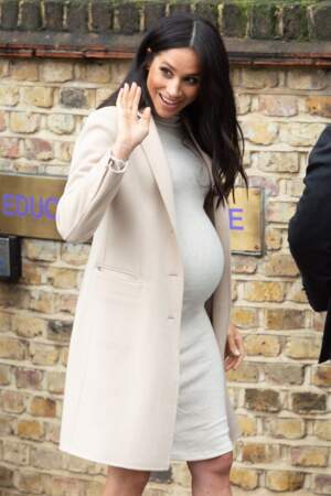 Meghan Markle dévoile son baby bump à Londres
