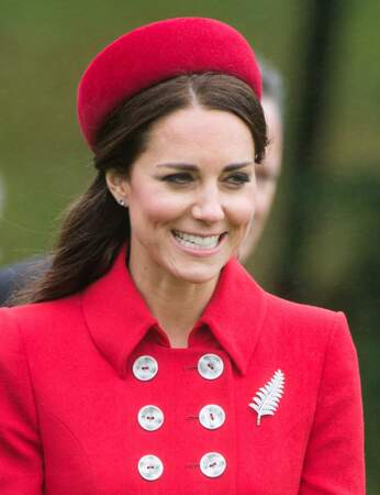 A son arrivée en Nouvelle-Zélande, Kate Middleton porte la broche en feuille de lierre prêtée par la Reine