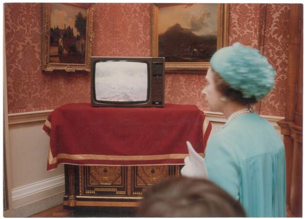 Quand la reine Elizabeth découvre les images du mariage de son fils et de Diana à la télévision