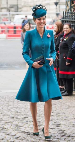 Kate Middleton avec son manteau à la coupe patineuse et son bibi