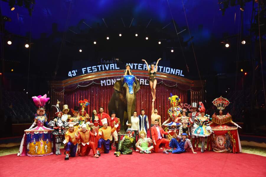 Festival du cirque de Monte-Carlo : Stéphanie de Monaco avec une partie des artistes et un éléphant
