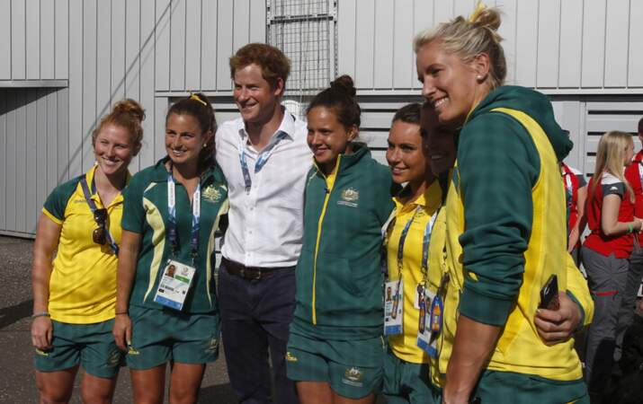 Le prince Harry pose avec l'équipe de hockey australienne ;)