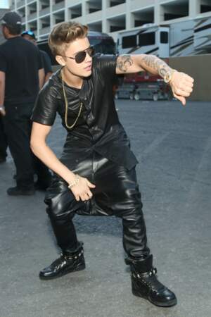Toujours 2013: Justin Bieber se sent très Lenny Kravitz. Il s'habille donc en conséquence.