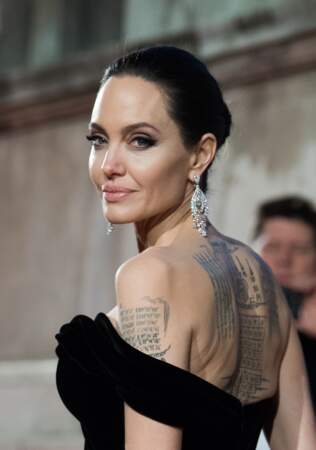 Les tatouages sur l'épaule d'Angelina Jolie