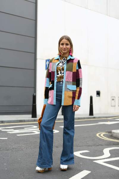 Fashion Week printemps-été 2018 : la styliste Jenny Kennedy pose en veste patchwork, jean flare et sabots