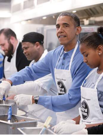 Barack Obama et sa fille Sasha mettent la main à la pâte pour lutter contre la faim 