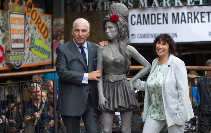 Mitch et Janis Winehouse inaugurent la statue de leur fille Amy Winehouse : les idoles ne meurent jamais