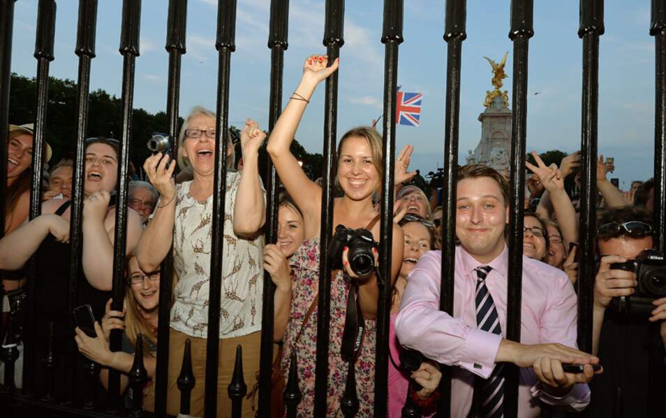 Devant Buckingham Palace, une large foule attend patiemment l'annonce de la naissance du Royal Baby