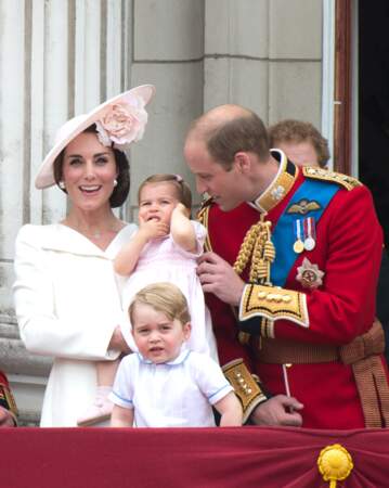 90 ans d'Elizabeth II : à 1 an, Charlotte sait déjà se boucher les oreilles et ignorer ROYALEMENT son père 