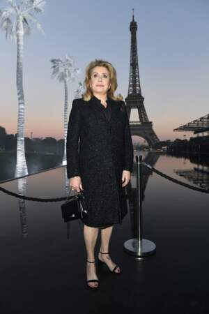 Catherine Deneuve au défilé Saint Laurent à la fashion week de Paris, le 25 septembre