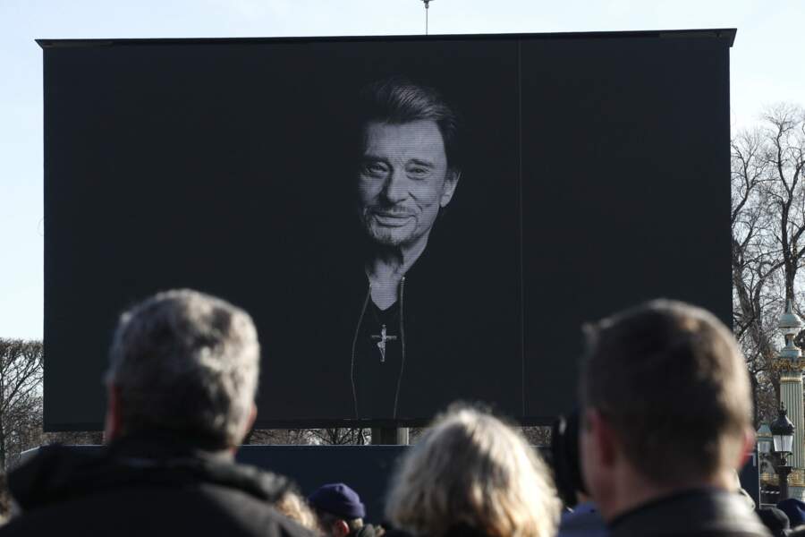 Portrait de Johnny Hallyday lors de l'hommage populaire, avec sa croix