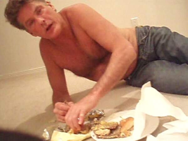 3 juin 2007 : David Hasselhoff est filmé (par sa fille) ivre, rampant sur le sol et mangeant un hamburger
