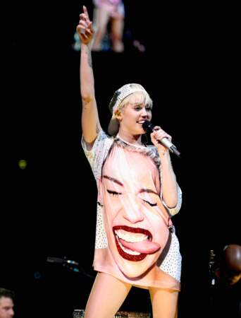 Miley a porté un t-shirt avec son visage dessus