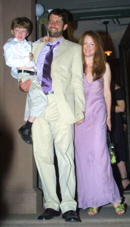Robes de mariée de stars : en 2003, Julianne Moore se marie pépouze avec cette liquette mauve
