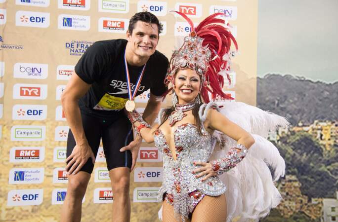 Il gagne une médaille, une place pour les JO de Rio et une photo avec une dame... dans une tenue très appropriée