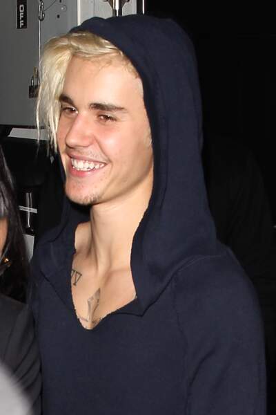 Justin Bieber affectionne sa longue mèche, qu'il porte maintenant d'un autre côté.