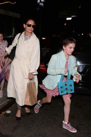 Katie Holmes emmène sa fille Suri au restaurant à New York pour son anniversaire